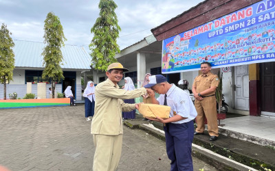 SMPN 28 Satap Salenrang Berikan Pakaian dan Sepatu Sekolah kepada Siswa Berprestasi di Tahun Ajaran 2025/2026