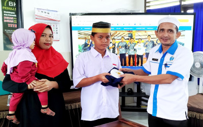 Akbar Maulana, Casis  Yatim Piatu Dapat Bantuan Baju Seragam Saat Mendaftar Ulang