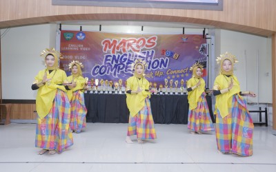Siswi SMPN 28 Satap Salenrang Tampil Memukau dengan Tari Padduppa dan Mappadendang di Pembukaan Maros English Competition 2025
