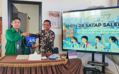 Koordinator Mahasiswa KKN UIN Alauddin Angkatan 77 Desa Salenrang Serahkan Cenderamata Kepada Kepala UPTD SMPN 28 Satap Salenrang