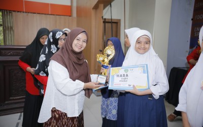 Indah Ayu Pertiwi, Siswa SMPN 28 Satap Salenrang Raih Juara pada Maros English Competition 2025